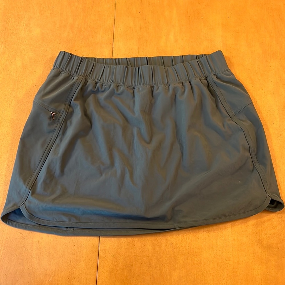 CALIA by Carrie Underwood effortless woven skort in green size M
